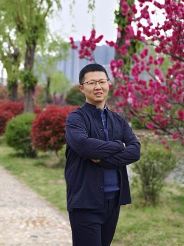 人站在草地上AI 生成的内容可能不正确。